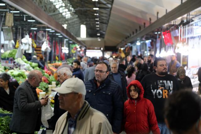 (251127) -- ANKARA, Nov. 27, 2025 (Xinhua) -- People shop at a market in Ankara, Türkiye, Nov. 27, 2025. TO GO WITH "Roundup: Turkish consumer confidence edges up on rate-cut expectations" (Mustafa Kaya/Handout via Xinhua)
