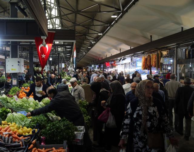 (251127) -- ANKARA, Nov. 27, 2025 (Xinhua) -- People shop at a market in Ankara, Türkiye, Nov. 27, 2025. TO GO WITH "Roundup: Turkish consumer confidence edges up on rate-cut expectations" (Mustafa Kaya/Handout via Xinhua)