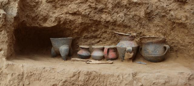 (251127) -- BEIJING, Nov. 27, 2025 (Xinhua) -- This undated file photo shows artifacts unearthed from a tomb at the Shimao ruins in Yulin, northwest China's Shaanxi Province. TO GO WITH "China Focus: Ancient DNA reveals kinship, social structure of China's prehistoric Shimao city" (National Cultural Heritage Administration/Handout via Xinhua)