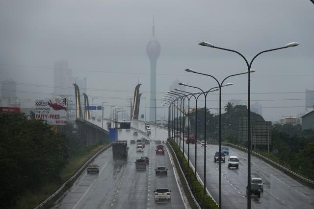 (251127) -- COLOMBO, Nov. 27, 2025 (Xinhua) -- This photo taken on Nov. 27, 2025 shows a city view of Colombo, Sri Lanka during cyclone "Ditwah." Sri Lanka is confronting one of its most severe weather disasters in recent years, as days of heavy rainfall and multiple landslides have killed 31 people, left 14 missing, and displaced thousands across the island, the Disaster Management Center (DMC) said on Thursday.
  Sri Lanka's Department of Meteorology on Thursday issued a red alert for both land and surrounding sea areas as the deep depression that had formed near the Sri Lankan coast in the Bay of Bengal has intensified into a cyclone, now named "Ditwah."
  Officials warned that heavy rains, strong winds, and hazardous sea conditions are expected to persist across the island over the coming days as the system advances. (Photo by Thilina Kaluthotage/Xinhua)
