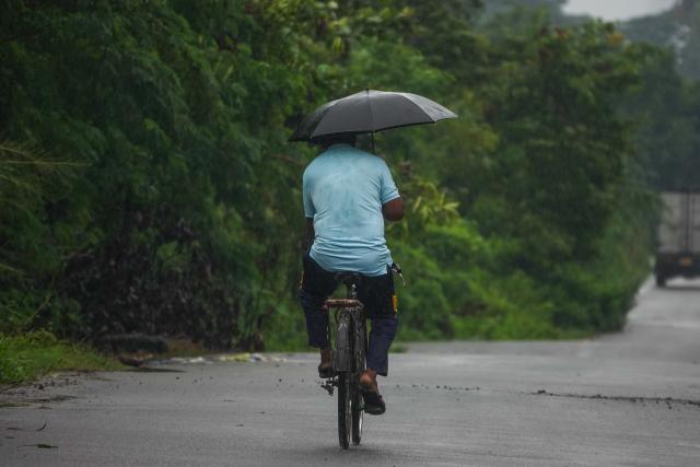 (251127) -- COLOMBO, Nov. 27, 2025 (Xinhua) -- A man holding an umbrella rides a bicycle in the rain in Colombo, Sri Lanka, Nov. 27, 2025. Sri Lanka is confronting one of its most severe weather disasters in recent years, as days of heavy rainfall and multiple landslides have killed 31 people, left 14 missing, and displaced thousands across the island, the Disaster Management Center (DMC) said on Thursday.
  Sri Lanka's Department of Meteorology on Thursday issued a red alert for both land and surrounding sea areas as the deep depression that had formed near the Sri Lankan coast in the Bay of Bengal has intensified into a cyclone, now named "Ditwah."
  Officials warned that heavy rains, strong winds, and hazardous sea conditions are expected to persist across the island over the coming days as the system advances. (Photo by Thilina Kaluthotage/Xinhua)