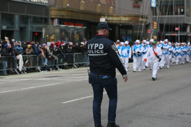 (251127) -- NEW YORK, Nov. 27, 2025 (Xinhua) -- A police officer works during the Macy´s Thanksgiving Day Parade in New York, the United States, on Nov. 27, 2025. New York City boosted security during the Macy´s Thanksgiving Day Parade on Thursday. (Xinhua/Zhang Fengguo)