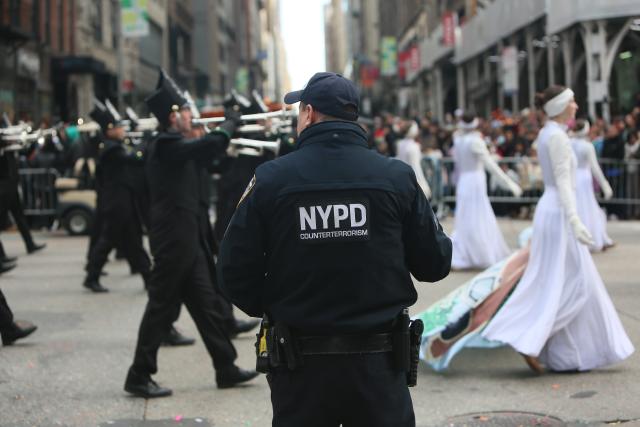 (251127) -- NEW YORK, Nov. 27, 2025 (Xinhua) -- A police officer works during the Macy´s Thanksgiving Day Parade in New York, the United States, on Nov. 27, 2025. New York City boosted security during the Macy´s Thanksgiving Day Parade on Thursday. (Xinhua/Zhang Fengguo)