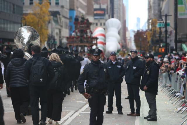 (251127) -- NEW YORK, Nov. 27, 2025 (Xinhua) -- Police officers stand guard during the Macy´s Thanksgiving Day Parade in New York, the United States, on Nov. 27, 2025. New York City boosted security during the Macy´s Thanksgiving Day Parade on Thursday. (Xinhua/Zhang Fengguo)