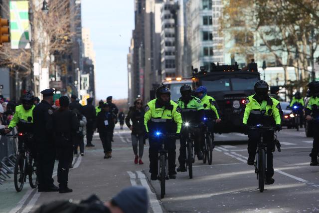 (251127) -- NEW YORK, Nov. 27, 2025 (Xinhua) -- Police officers patrol on bikes during the Macy´s Thanksgiving Day Parade in New York, the United States, on Nov. 27, 2025. New York City boosted security during the Macy´s Thanksgiving Day Parade on Thursday. (Xinhua/Zhang Fengguo)