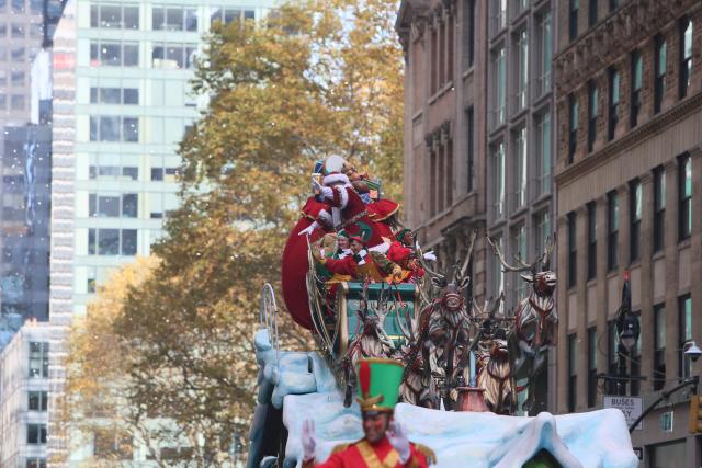 (251127) -- NEW YORK, Nov. 27, 2025 (Xinhua) -- Performers interact with spectators during the 2025 Macy's Thanksgiving Day Parade in New York, the United States, on Nov. 27, 2025. The traditional Macy's Thanksgiving Day Parade brought holiday cheer to New York City on Thursday morning, as giant character balloons floated above Manhattan in one of the United States' most watched holiday events. (Xinhua/Zhang Fengguo)
