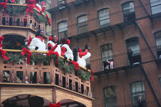 (251127) -- NEW YORK, Nov. 27, 2025 (Xinhua) -- Performers interact with spectators during the 2025 Macy's Thanksgiving Day Parade in New York, the United States, on Nov. 27, 2025. The traditional Macy's Thanksgiving Day Parade brought holiday cheer to New York City on Thursday morning, as giant character balloons floated above Manhattan in one of the United States' most watched holiday events. (Xinhua/Zhang Fengguo)
