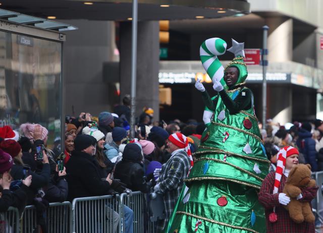 (251127) -- NEW YORK, Nov. 27, 2025 (Xinhua) -- A performer interacts with spectators during the 2025 Macy's Thanksgiving Day Parade in New York, the United States, on Nov. 27, 2025. New York City boosted security during the Macy´s Thanksgiving Day Parade on Thursday. (Xinhua/Zhang Fengguo)