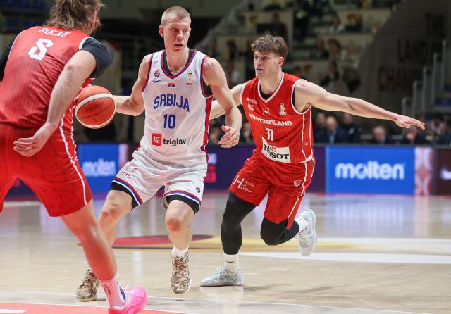(251128) -- BELGRADE, Nov. 28, 2025 (Xinhua) -- Serbia's Ognjen Jaramaz (C) competes during the FIBA basketball World Cup 2027 European qualifiers first round group C match between Serbia and Switzerland in Belgrade, Serbia, Nov. 27, 2025. (Photo by Predrag Milosavljevic/Xinhua)
