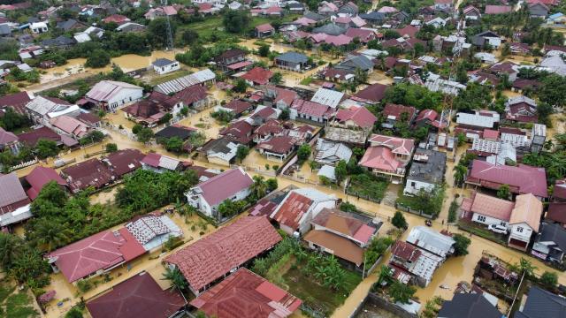 (251128) -- BEIJING, Nov. 28, 2025 (Xinhua) -- An aerial drone photo taken on Nov. 27, 2025 shows a flood-hit residential area after heavy rains in Aceh province, Indonesia. Nine people were killed as floods and landslides struck multiple regencies and towns in Aceh province, at the northern tip of Indonesia's Sumatra Island, local officials said on Thursday. (Photo by Yulham/Xinhua)