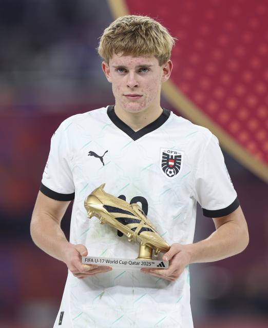(251128) -- DOHA, Nov. 28, 2025 (Xinhua) -- Johannes Mathias Moser of Austria poses for a photo with the Golden Boot award on the podium after the final match between Portugal and Austria at the FIFA U17 World Cup Qatar 2025 in Doha, Qatar, Nov. 27, 2025. Portugal won 1-0. (Photo by Nikku/Xinhua)