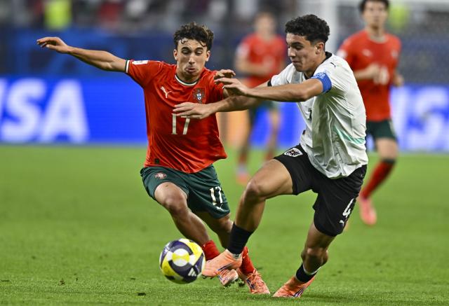 (251128) -- DOHA, Nov. 28, 2025 (Xinhua) -- Joao Aragao (L) of Portugal vies with Jakob Vinzenz Pokorny of Austria during the final match between Portugal and Austria at the FIFA U17 World Cup Qatar 2025 in Doha, Qatar, Nov. 27, 2025. Portugal won 1-0. (Photo by Nikku/Xinhua)