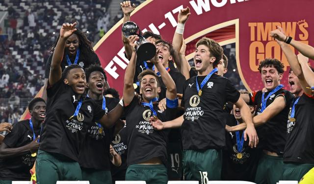 (251128) -- DOHA, Nov. 28, 2025 (Xinhua) -- Players of Portugal celebrate with the trophy after winning the final match between Portugal and Austria at the FIFA U17 World Cup Qatar 2025 in Doha, Qatar, Nov. 27, 2025. Portugal won 1-0. (Photo by Nikku/Xinhua)