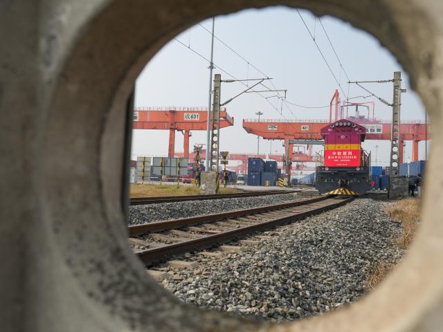 (251128) -- CHENGDU, Nov. 28, 2025 (Xinhua) -- The X8086 China-Europe freight train pulls out of the Chengdu International Railway Port in Chengdu, southwest China's Sichuan Province, Nov. 28, 2025. As the X8086 train departed from Chengdu on Friday, the total number of China-Europe freight train trips has surpassed 120,000, with the total value of goods transported exceeding 490 billion U.S. dollars. (Xinhua/Wang Xi)