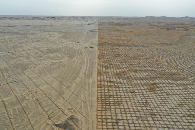 (251128) -- URUMQI, Nov. 28, 2025 (Xinhua) -- An aerial drone photo taken on April 8, 2025 shows checkerboard sand barriers at a sand-control zone in Minfeng County of Hotan Prefecture, northwest China's Xinjiang Uygur Autonomous Region. (Xinhua/Ding Lei)