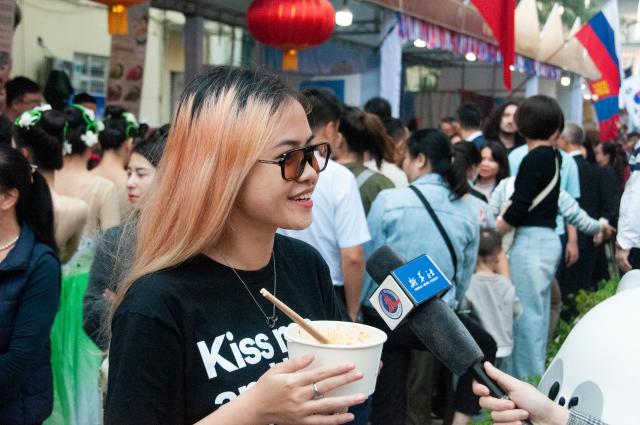 (251128) -- HANOI, Nov. 28, 2025 (Xinhua) -- Ngo Thuy Trang, a senior student, speaks with Xinhua at the International Culinary Culture Festival 2025 in Hanoi, Vietnam, Nov. 23, 2025. TO GO WITH "Feature: Chinese cuisine gains popularity among Vietnamese people" (Photo by Vu Trung Kien/Xinhua)