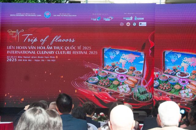 (251128) -- HANOI, Nov. 28, 2025 (Xinhua) -- People attend the International Culinary Culture Festival 2025 in Hanoi, Vietnam, Nov. 23, 2025. TO GO WITH "Feature: Chinese cuisine gains popularity among Vietnamese people" (Photo by Vu Trung Kien/Xinhua)
