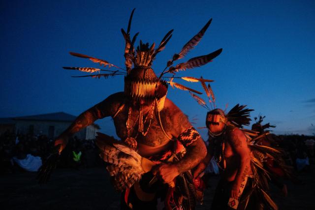 (251128) -- SAN FRANCISCO, Nov. 28, 2025 (Xinhua) -- Indigenous people take part in a sunrise ceremony on Alcatraz Island in San Francisco Bay, California, the United States, on Nov. 27, 2025. Held on Thanksgiving Day, the ceremony is meant to mourn lives lost in the Native American genocide and raise public awareness of this history. (Photo by Ziyu Julian Zhu/Xinhua)