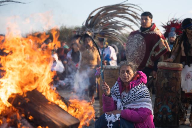 (251128) -- SAN FRANCISCO, Nov. 28, 2025 (Xinhua) -- Indigenous people take part in a sunrise ceremony on Alcatraz Island in San Francisco Bay, California, the United States, on Nov. 27, 2025. Held on Thanksgiving Day, the ceremony is meant to mourn lives lost in the Native American genocide and raise public awareness of this history. (Photo by Ziyu Julian Zhu/Xinhua)