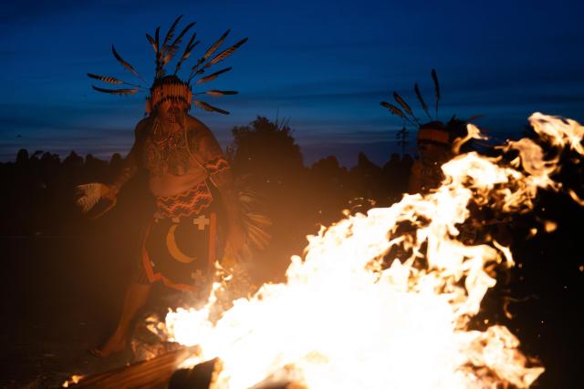(251128) -- SAN FRANCISCO, Nov. 28, 2025 (Xinhua) -- Indigenous people take part in a sunrise ceremony on Alcatraz Island in San Francisco Bay, California, the United States, on Nov. 27, 2025. Held on Thanksgiving Day, the ceremony is meant to mourn lives lost in the Native American genocide and raise public awareness of this history. (Photo by Ziyu Julian Zhu/Xinhua)