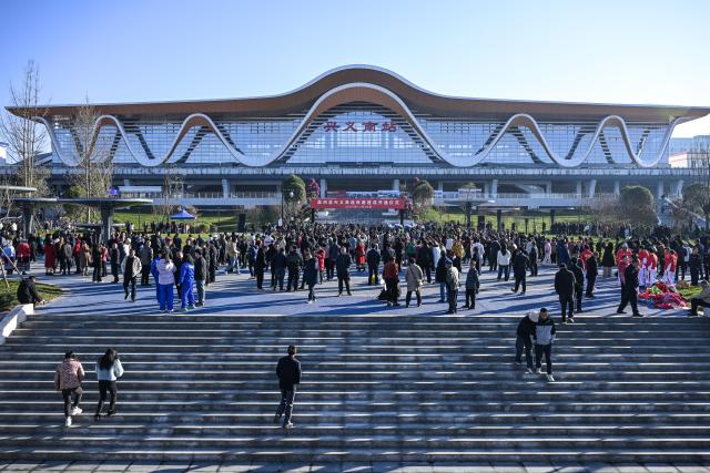 (251128) -- GUIYANG, Nov. 28, 2025 (Xinhua) -- People watch the inauguration ceremony of the Panzhou-Xingyi high-speed railway at Xingyi South Railway Station in Xingyi, southwest China's Guizhou Province, Nov. 28, 2025. With a design speed of 250 kilometers per hour, the 99-kilometer-long Panzhou-Xingyi high-speed railway officially opened to traffic on Friday, which will further enhance regional transportation networks and promote local economic development. (Xinhua/Yang Wenbin)