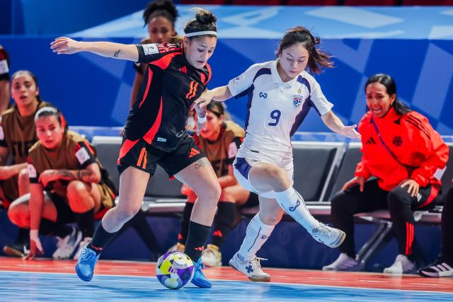 (251128) -- PASIG CITY, Nov. 28, 2025 (Xinhua) -- Dayana Rivera (front L) of Colombia competes against Arriya Saetoen (front R) of Thailand during the group B match at the FIFA Futsal Women's World Cup 2025 in Pasig City, the Philippines on Nov. 28, 2025. (Xinhua/Rouelle Umali)