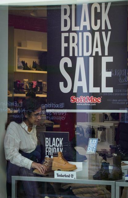 (251129) -- RICHMOND, Nov. 29, 2025 (Xinhua) -- A customer selects goods at a shop during Black Friday sales event in Richmond, Canada, Nov. 28, 2025. (Photo by Liang Sen/Xinhua)