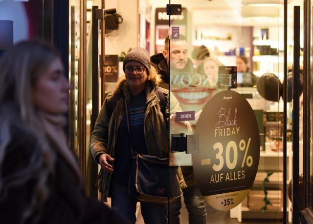 (251129) -- VIENNA, Nov. 29, 2025 (Xinhua) -- Customers walk out of a shop during Black Friday sales event in Vienna, Austria, Nov. 28, 2025. (Xinhua/He Canling)