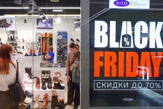 (251129) -- MINSK, Nov. 29, 2025 (Xinhua) -- Customers select goods at a shop during Black Friday sales event in Minsk, Belarus, Nov. 28, 2025. (Photo by Henadz Zhinkov/Xinhua)