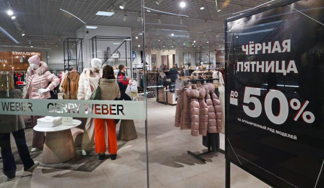 (251129) -- MINSK, Nov. 29, 2025 (Xinhua) -- Customers select goods at a shop during Black Friday sales event in Minsk, Belarus, Nov. 28, 2025. (Photo by Henadz Zhinkov/Xinhua)