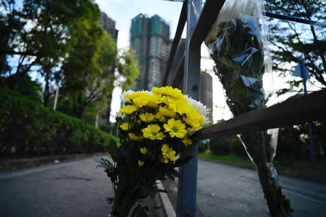 (251129) -- HONG KONG, Nov. 29, 2025 (Xinhua) -- This photo taken on Nov. 29, 2025 shows flowers placed near the site of the residential building fire to mourn the victims in Tai Po of Hong Kong, south China. (Xinhua/Wang Shen)