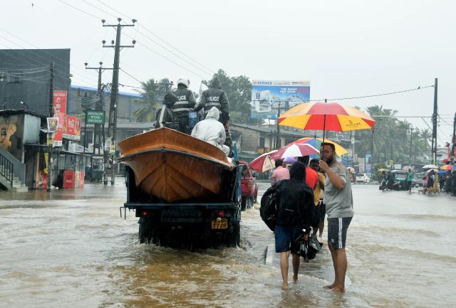 (251129) -- COLOMBO, Nov. 29, 2025 (Xinhua) -- People are pictured on a flooded street after heavy rains in Colombo, Sri Lanka, Nov. 28, 2025. Sri Lanka's Disaster Management Center (DMC) said on Saturday that the death toll from Cyclone Ditwah, which has been affecting the country in recent days, has climbed to 123, with 130 people still missing. (Photo by Ajith Perera/Xinhua)