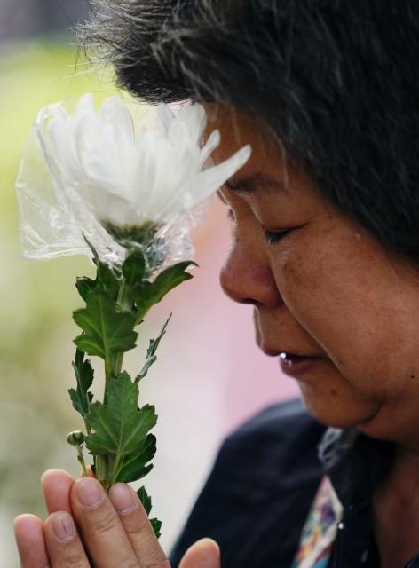 (251129) -- HONG KONG, Nov. 29, 2025 (Xinhua) -- A citizen mourns for the victims of the residential building fire at a park in Tai Po of Hong Kong, south China, Nov. 29, 2025. (Xinhua/Wang Shen)
