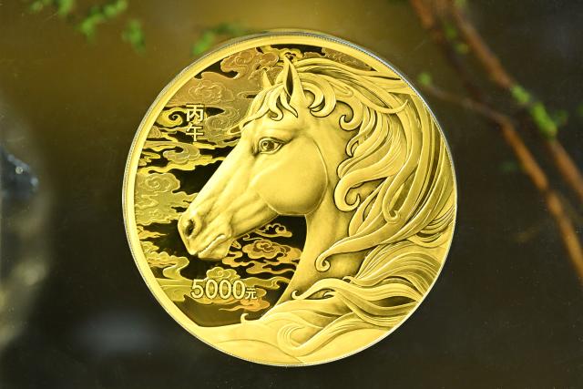 (251129) -- BEIJING, Nov. 29, 2025 (Xinhua) -- This photo shows a 500-g commemorative gold coin to celebrate the Chinese zodiac Year of the Horse, in Beijing, capital of China, Nov. 28, 2025. The People's Bank of China issued a set of commemorative coins on Nov. 26 to celebrate 2026, the Year of the Horse.
   The collection, comprising six gold, four silver and one platinum coin, is designated as legal tender in China. (Xinhua/Li Xin)