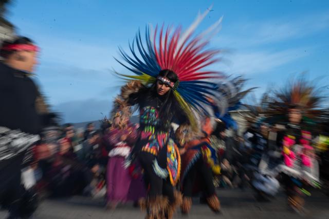 (251129) -- BEIJING, Nov. 29, 2025 (Xinhua) -- Indigenous people take part in a sunrise ceremony on Alcatraz Island in San Francisco Bay, California, the United States, on Nov. 27, 2025. Held on Thanksgiving Day, the ceremony is meant to mourn lives lost in the Native American genocide and raise public awareness of this history. (Photo by Ziyu Julian Zhu/Xinhua)