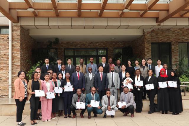 (251129) -- ADDIS ABABA, Nov. 29, 2025 (Xinhua) -- Guests pose for a group photo with young Ethiopian diplomats who have finished an online Chinese language training program in Addis Ababa, Ethiopia's capital, on Nov. 27, 2025. A ceremony has been held in Addis Ababa, Ethiopia's capital, to mark the completion of an online Chinese language training program for young Ethiopian diplomats. (Xinhua/Liu Fangqiang)