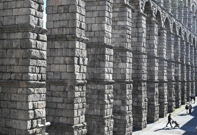 (251129) -- SEGOVIA, Nov. 29, 2025 (Xinhua) -- This photo taken on Nov. 28, 2025 shows a view of the Roman aqueduct in Segovia, Spain. Segovia is famous for its Roman aqueduct, as well as ancient churches and castles. The old town of Segovia and its aqueduct were listed as the World Heritage by the UNESCO in 1985. (Xinhua/Cheng Min)