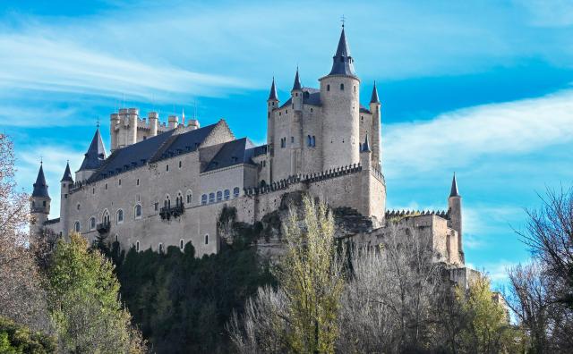(251129) -- SEGOVIA, Nov. 29, 2025 (Xinhua) -- This photo taken on Nov. 28, 2025 shows a castle in Segovia, Spain. Segovia is famous for its Roman aqueduct, as well as ancient churches and castles. The old town of Segovia and its aqueduct were listed as the World Heritage by the UNESCO in 1985. (Xinhua/Cheng Min)