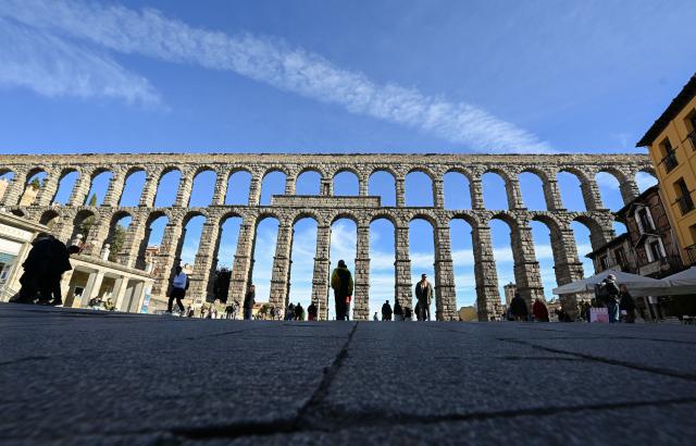 (251129) -- SEGOVIA, Nov. 29, 2025 (Xinhua) -- This photo taken on Nov. 28, 2025 shows a view of the Roman aqueduct in Segovia, Spain. Segovia is famous for its Roman aqueduct, as well as ancient churches and castles. The old town of Segovia and its aqueduct were listed as the World Heritage by the UNESCO in 1985. (Xinhua/Cheng Min)