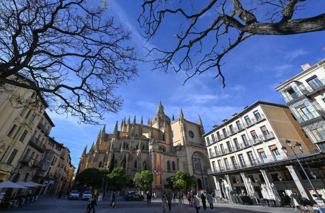 (251129) -- SEGOVIA, Nov. 29, 2025 (Xinhua) -- This photo taken on Nov. 28, 2025 shows the scenery of Segovia, Spain. Segovia is famous for its Roman aqueduct, as well as ancient churches and castles. The old town of Segovia and its aqueduct were listed as the World Heritage by the UNESCO in 1985. (Xinhua/Cheng Min)