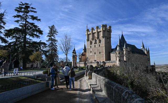 (251129) -- SEGOVIA, Nov. 29, 2025 (Xinhua) -- This photo taken on Nov. 28, 2025 shows a castle in Segovia, Spain. Segovia is famous for its Roman aqueduct, as well as ancient churches and castles. The old town of Segovia and its aqueduct were listed as the World Heritage by the UNESCO in 1985. (Xinhua/Cheng Min)