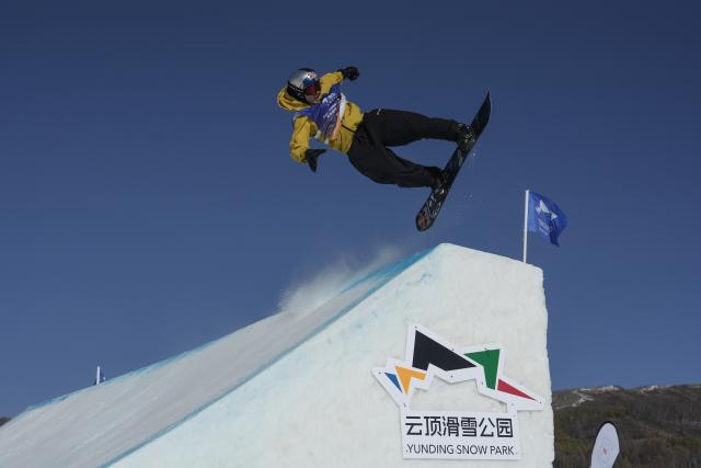 (251129) -- ZHANGJIAKOU, Nov. 29, 2025 (Xinhua) -- Su Yiming of China competes during the men's final of the FIS Snowboard Big Air World Cup 2026 at Secret Garden in Zhangjiakou, north China's Hebei Province, Nov. 29, 2025. (Xinhua/Lu Xingji)