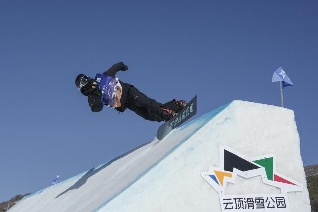 (251129) -- ZHANGJIAKOU, Nov. 29, 2025 (Xinhua) -- Ge Chunyu of China competes during the men's final of the FIS Snowboard Big Air World Cup 2026 at Secret Garden in Zhangjiakou, north China's Hebei Province, Nov. 29, 2025. (Xinhua/Lu Xingji)