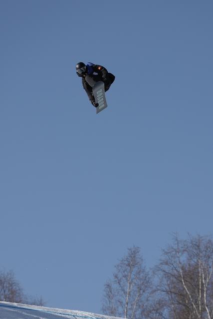 (251129) -- ZHANGJIAKOU, Nov. 29, 2025 (Xinhua) -- Ge Chunyu of China competes during the men's final of the FIS Snowboard Big Air World Cup 2026 at Secret Garden in Zhangjiakou, north China's Hebei Province, Nov. 29, 2025. (Xinhua/Lu Xingji)