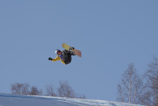 (251129) -- ZHANGJIAKOU, Nov. 29, 2025 (Xinhua) -- Su Yiming of China competes during the men's final of the FIS Snowboard Big Air World Cup 2026 at Secret Garden in Zhangjiakou, north China's Hebei Province, Nov. 29, 2025. (Xinhua/Lu Xingji)