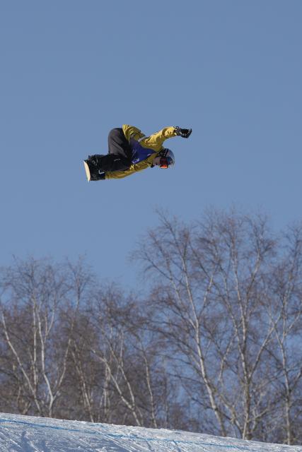 (251129) -- ZHANGJIAKOU, Nov. 29, 2025 (Xinhua) -- Su Yiming of China competes during the men's final of the FIS Snowboard Big Air World Cup 2026 at Secret Garden in Zhangjiakou, north China's Hebei Province, Nov. 29, 2025. (Xinhua/Lu Xingji)