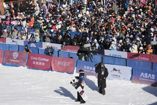 (251129) -- ZHANGJIAKOU, Nov. 29, 2025 (Xinhua) -- Ge Chunyu (bottom) of China greets spectators during the men's final of the FIS Snowboard Big Air World Cup 2026 at Secret Garden in Zhangjiakou, north China's Hebei Province, Nov. 29, 2025. (Xinhua/Lu Xingji)