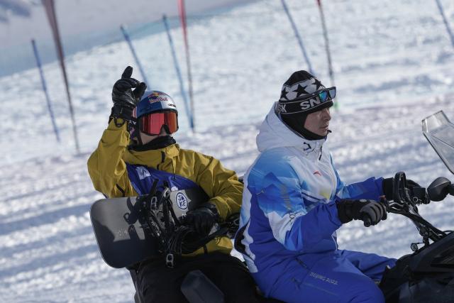 (251129) -- ZHANGJIAKOU, Nov. 29, 2025 (Xinhua) -- Su Yiming of China greets spectators during the men's final of the FIS Snowboard Big Air World Cup 2026 at Secret Garden in Zhangjiakou, north China's Hebei Province, Nov. 29, 2025. (Xinhua/Lu Xingji)