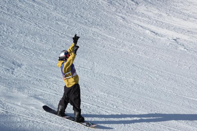 (251129) -- ZHANGJIAKOU, Nov. 29, 2025 (Xinhua) -- Su Yiming of China celebrates during the men's final of the FIS Snowboard Big Air World Cup 2026 at Secret Garden in Zhangjiakou, north China's Hebei Province, Nov. 29, 2025. (Xinhua/Lu Xingji)