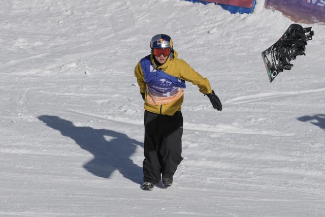 (251129) -- ZHANGJIAKOU, Nov. 29, 2025 (Xinhua) -- Su Yiming of China celebrates during the men's final of the FIS Snowboard Big Air World Cup 2026 at Secret Garden in Zhangjiakou, north China's Hebei Province, Nov. 29, 2025. (Xinhua/Lu Xingji)